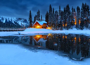 冬天 小屋 夜晚 房子 湖 水 树 雪 风景 松树   6144x4090