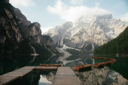风景 湖泊 水 森林 自然 山脉 倒影 船 树木 天空 4K壁纸 6833x4555