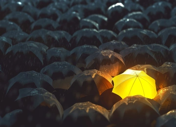 人群 雨伞 黄色 黑暗 黑暗 雨 灯光 发光  电脑壁纸 4K壁纸  6000x3375
