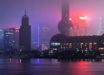 景观 城市 建筑 公寓 船 渡轮 树木 雾 灯光 夜 天际线 摩天大楼 城市 霓虹灯 4K壁纸  3840x2160