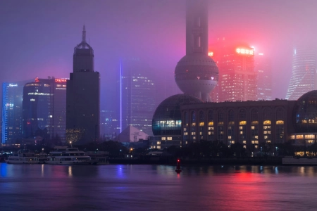 景观 城市 建筑 公寓 船 渡轮 树木 雾 灯光 夜 天际线 摩天大楼 城市 霓虹灯 4K壁纸 3840x2160
