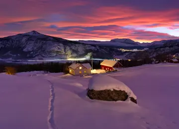 自然 风景 灯光 山脉 树木 云 天空 冬天 房子 日落 道路 雪 橙色的云 4K壁纸  4957x2788