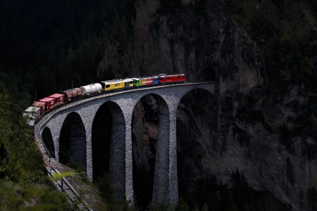 风景 山脉 树木 植物 桥梁 建筑 铁路 火车 机车 电力机 车 高架桥 稻草人 4K壁纸 6531x3605