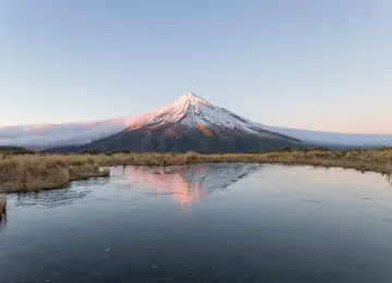 新西兰 风景 云 池塘 雪 自然 塔拉纳基山 山脉 反射 水  电脑壁纸 4K壁纸  5356x3570