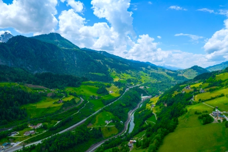 自然 景观 云 天空 树木 房屋 村庄 草 道路 远景 河流 绿色 山脉 4K壁纸 5120x2880