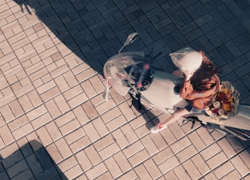 WLOP 女性 摩托车 女性 阳光 日光 鲜花 人行道 头盔 花束 4K壁纸  6050x2880