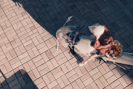 WLOP 女性 摩托车 女性 阳光 日光 鲜花 人行道 头盔 花束 4K壁纸 6050x2880