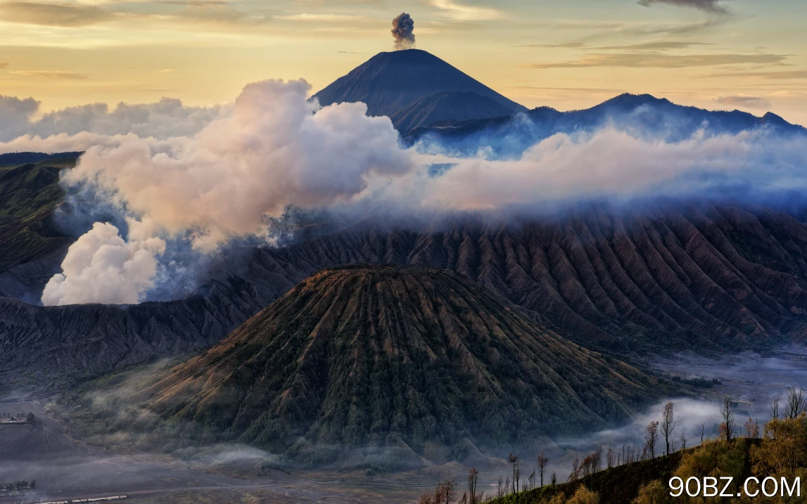 布罗莫火山晨曦林景