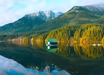 自然 景观 山脉 树木 云 天空 森林 水 河流 倒影 房子 4K壁纸  4000x2300