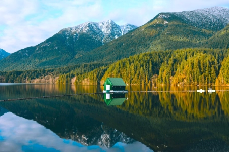 自然 景观 山脉 树木 云 天空 森林 水 河流 倒影 房子 4K壁纸 4000x2300