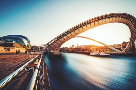 建筑 桥梁 河流 城市 建筑 街道 轮船 阳光  天空   电脑壁纸 4K壁纸 3840x2160