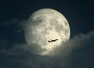 插图 月亮 云 天空 夜晚 飞机 极简主义 飞行 满月 4K壁纸  7500x6000