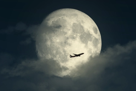 插图 月亮 云 天空 夜晚 飞机 极简主义 飞行 满月 4K壁纸 7500x6000