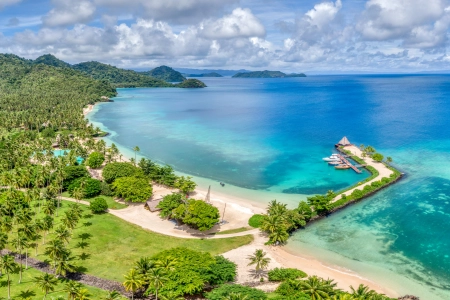 摄影 风景 海湾 海滩 度假胜地 水 自然 森林 棕榈树 小山 码头 天空 云 平房 船 草 沙 岛 4K壁纸 3840x2160