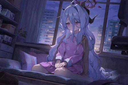 白色头发 长发 蔚蓝档案  紫色眼睛 动漫女孩 睡衣 窗户 号角 室内 建筑 萝莉  电脑壁纸 4K壁纸 4096x2330