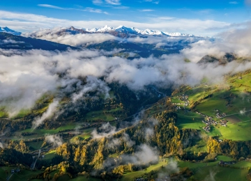 雪山下的村庄美景  5120x2880