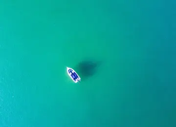 海 蓝 水 船 自然 绿松石 鸟瞰 极简主义  电脑壁纸 4K壁纸  3992x2992