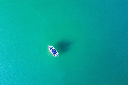 海 蓝 水 船 自然 绿松石 鸟瞰 极简主义  电脑壁纸 4K壁纸 3992x2992