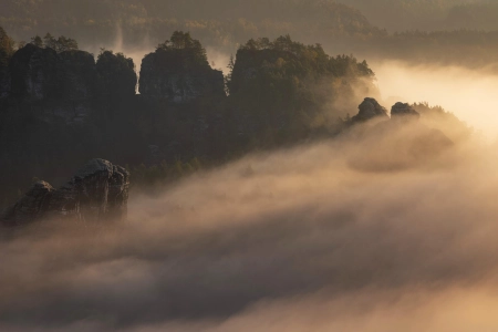 自然 景观 山脉 岩石 雾 树木 山景 日出 黄金时刻 4K壁纸 3840x2160