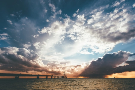 云 海 桥 水 天空 阳光  4K壁纸 5120x2880