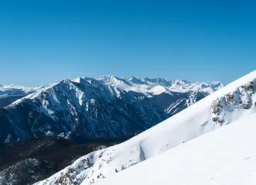 雪 冬天 风景 山景 山脉 悬崖 森林 自然 电脑壁纸 4K壁纸  5400x3600