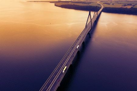 桥梁 道路 汽车 日落 傍晚 水 河流 公路 车辆 阳光 黄色 风景 4K壁纸 3840x2160