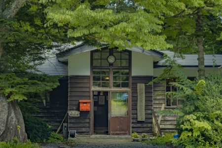 田野 树木 房屋 绿色 标牌 4K壁纸 3840x2160