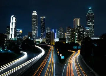 城市 夜晚 夜空 建筑 灯光  摩天大楼 城市景观 道路 电脑壁纸 4K壁纸  5851x3901