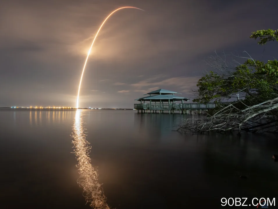 空间 树木 水 火箭 云 发射 风景 夜晚 电脑壁纸 4K壁纸