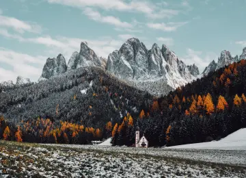 自然 风景 森林 树木 教堂 雪 摄影 山 云 天空 4K壁纸  6000x4000
