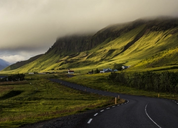自然 风景 房屋 村庄 道路 草地 栅栏 云雾 山脉 4K壁纸  6144x3456