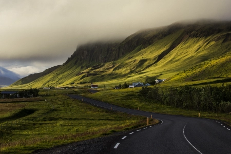 自然 风景 房屋 村庄 道路 草地 栅栏 云雾 山脉 4K壁纸 6144x3456
