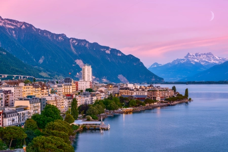 自然 景观 树木 山脉 天空 月亮 建筑 码头 城镇 新月 河流 湖泊 城市 景观 4K壁纸 6144x3607