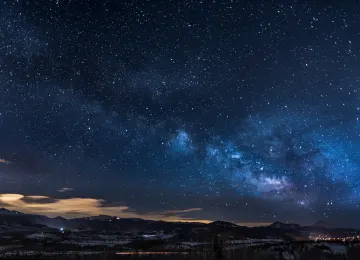 自然 繁星 树木 夜晚 蓝色 天空 银河 星空 星夜 4K壁纸  5751x3871