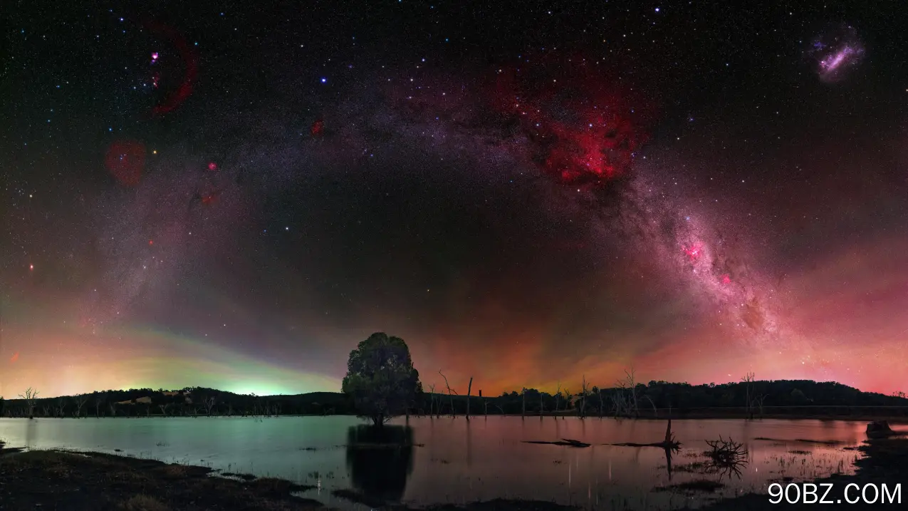 夜空星河下的静谧湖畔