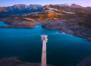 自然 景观 山脉 水 云 岩石 村庄 天空 瞭望塔 植物 远景 水库 4K壁纸  3840x2160
