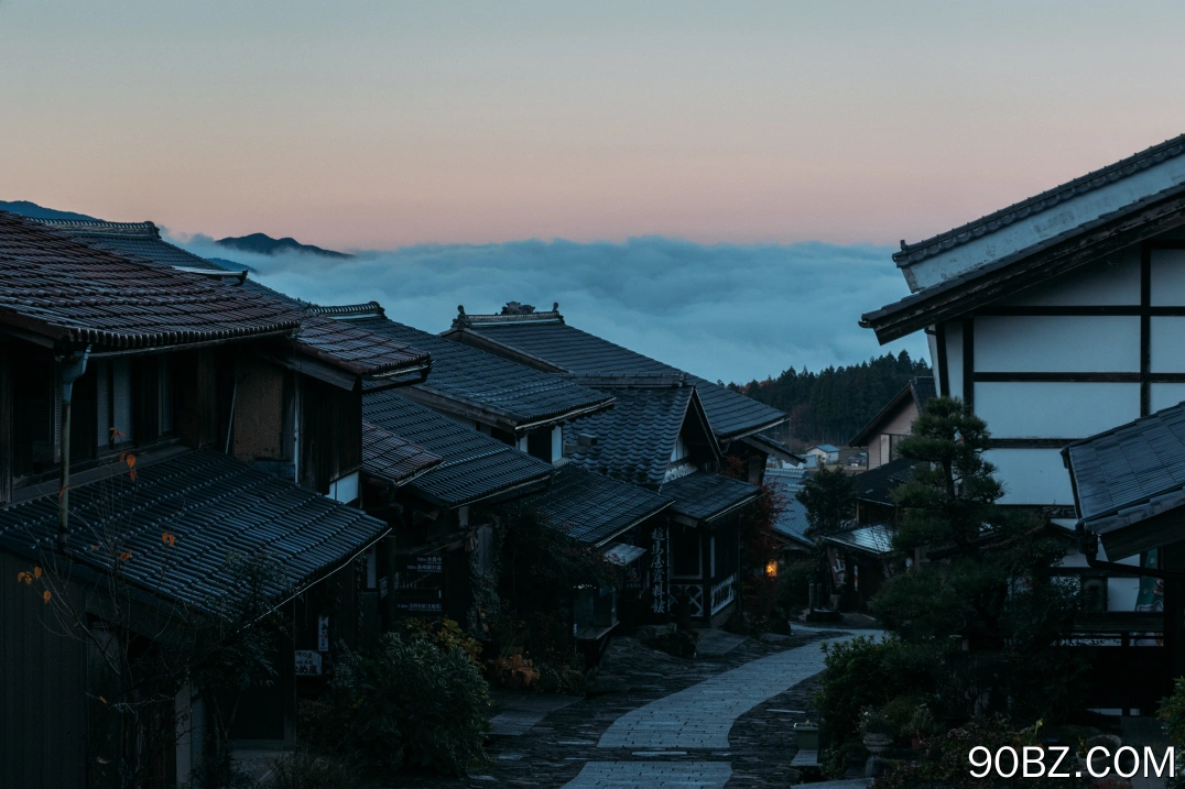 云 城市 街景 房屋 路径 4K壁纸