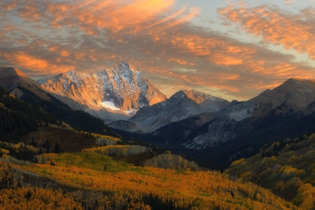 自然 风景 云 天空 树木 森林 山脉 雪 远景 秋天 日落 4K壁纸 6144x3555