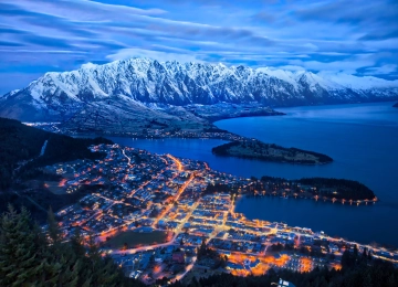 城市 夜晚 山景 湖 灯光 雪 山 城市景观 水 4K壁纸  4795x3400