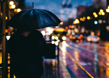 城市 雨 雨伞 城市灯光 街道 灯光 户外  电脑壁纸 4K壁纸  4270x2530