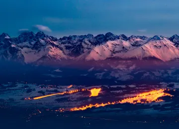 塔特拉山脉 雪山 滑雪胜地 黄昏 城市灯光 波兰  电脑壁纸 4K壁纸  5472x3078