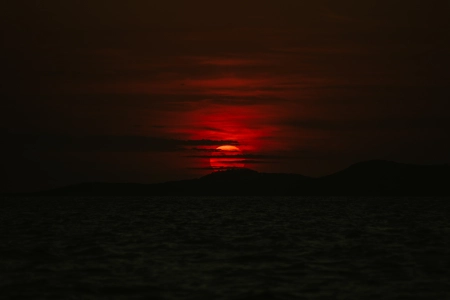 山脉 红日 黑暗 日落 太阳 大海 户外 4K壁纸 4751x3147