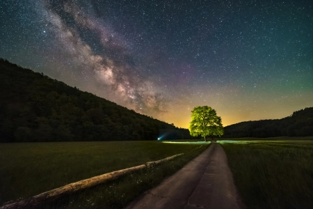 自然 银河 道路 夜晚 星星 弱光 4K壁纸 6016x4016