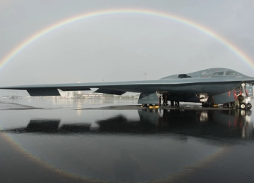 轰炸机 战略轰炸机 隐形 彩虹 雨 空军 技术 军事 车辆 军用飞机 飞机 天空  电脑壁纸 4K壁纸  3840x2160