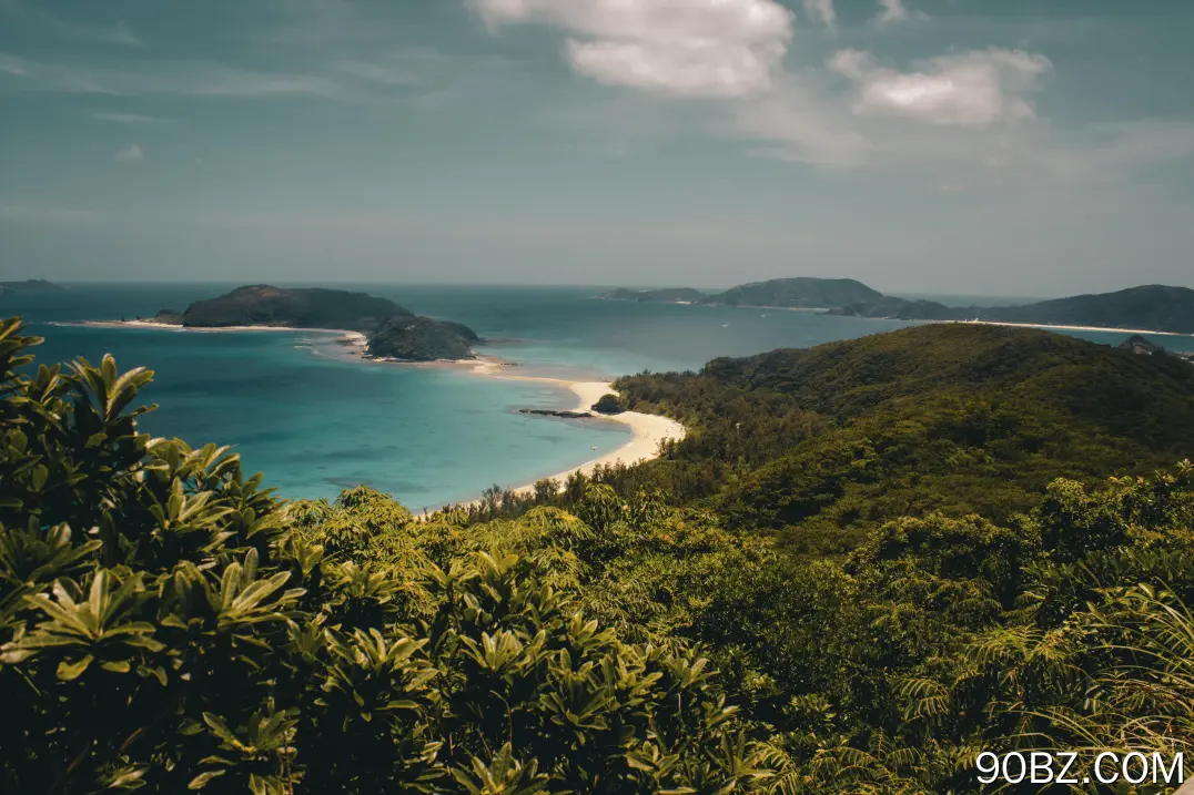 景观 岛屿 自然 森林 海滩 海洋 云 4K壁纸