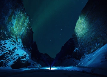 自然 风景 山脉 岩石 雪 冬天 夜晚 灯光 男人 晴朗的天空 极光 星星  电脑壁纸 4K壁纸  4017x2683