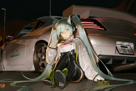 长发 微笑 全身 蓝色头发 蓝色眼睛 坐着 动漫 女孩 初音未来 汽车 赛车 4K壁纸 4556x2430