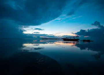 巴厘岛 蓝色 大海 水 天空 倒影 船 海滩 地平线 日落 4K壁纸  6000x4000