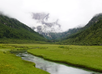 山景 自然 水 河流 云 草 山 4K壁纸  6000x3376