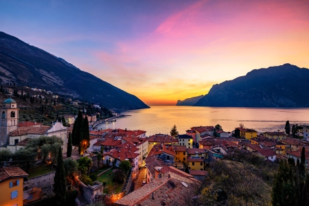 自然 景观 城镇 山脉 天空 云 水 日落 公寓 房屋 建筑 码头 4K壁纸 5120x2880